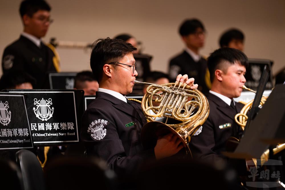 海軍樂隊官兵展現平日嚴謹訓練成果。（軍聞社記者林庭暉攝）