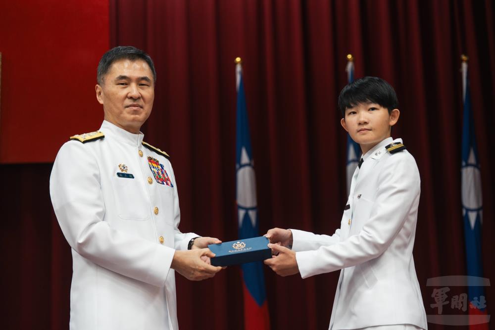 蔣司令頒獎表揚航訓績優學生。（軍聞社記者李恬恬攝）