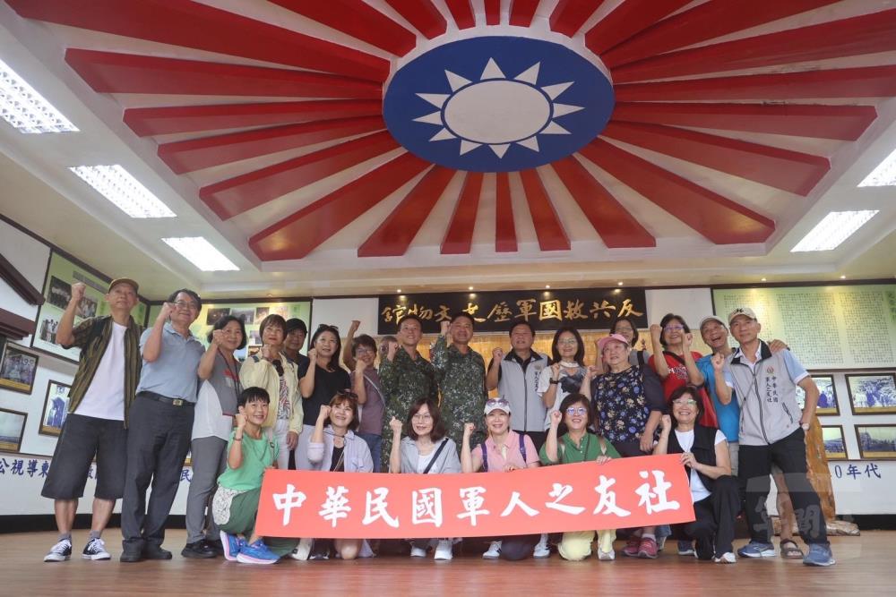 敬軍團合影。（軍友社提供）