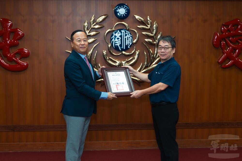 柏副部長表揚績優單位。（軍聞社記者文仁攝）