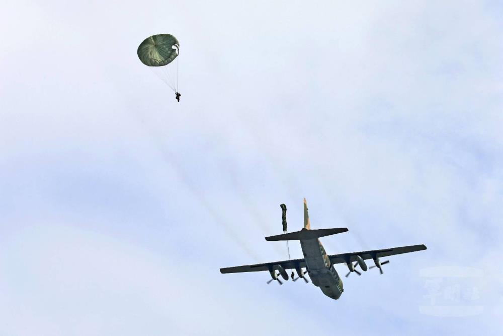 訓員搭乘C-130H運輸機自1250呎高度跳出。（青年日報提供）