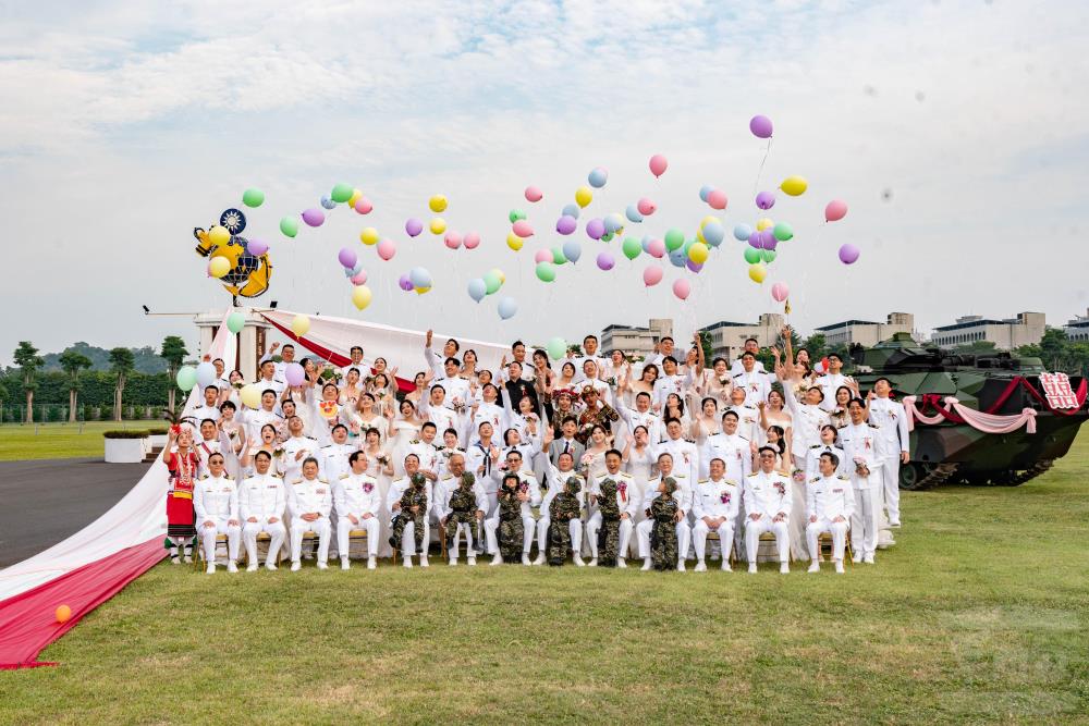 海軍司令部敖副司令與新人們共同在精神堡壘前合影。（軍聞社記者林庭暉攝）