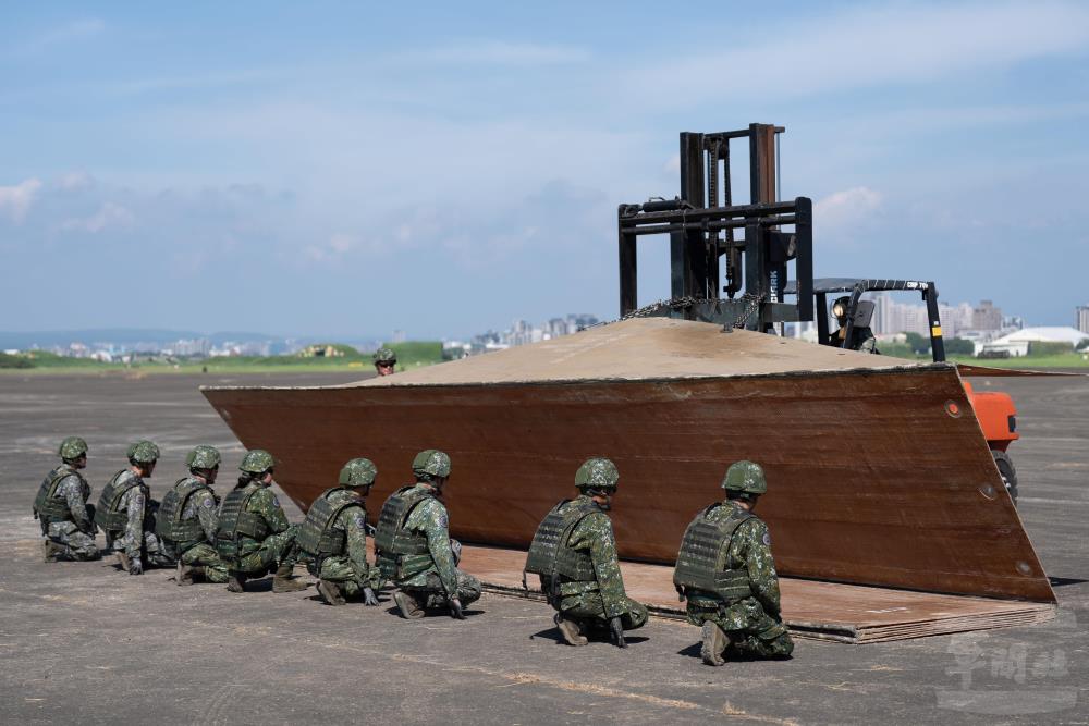 設施分隊官兵協力展開玻璃纖維墊。（軍聞社記者林庭暉攝）