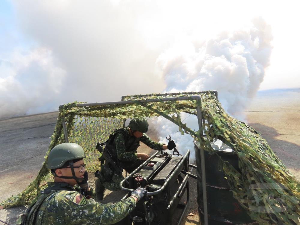 36化學兵群煙幕營官兵實施「基地普測測驗」。（36化學兵群提供）