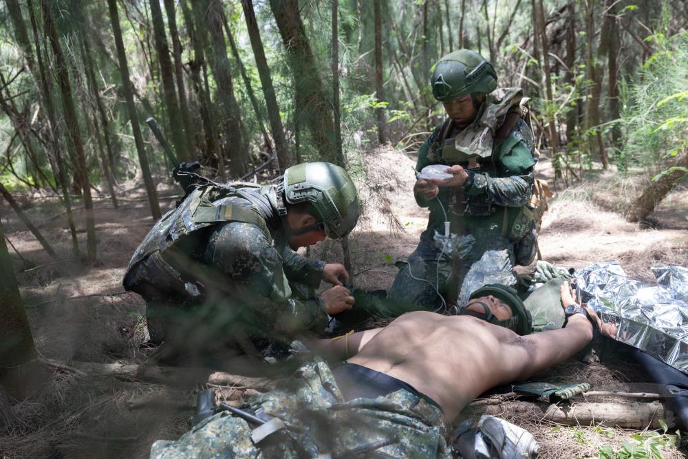 學員執行戰傷救護演練。（軍聞社記者吳柏融攝）