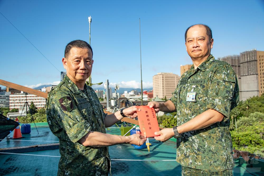國防部副參謀總長執行官黃上將慰問國慶參演部隊。（軍聞社記者王茗生攝）