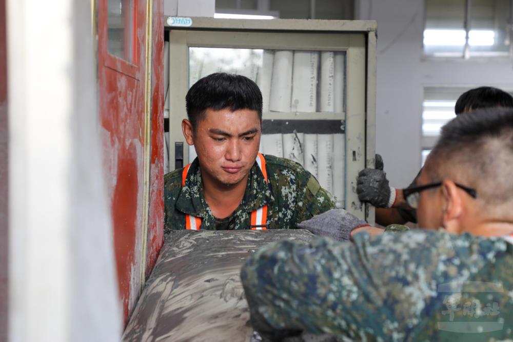 官兵協助廢棄物清運。（第二作戰區提供）