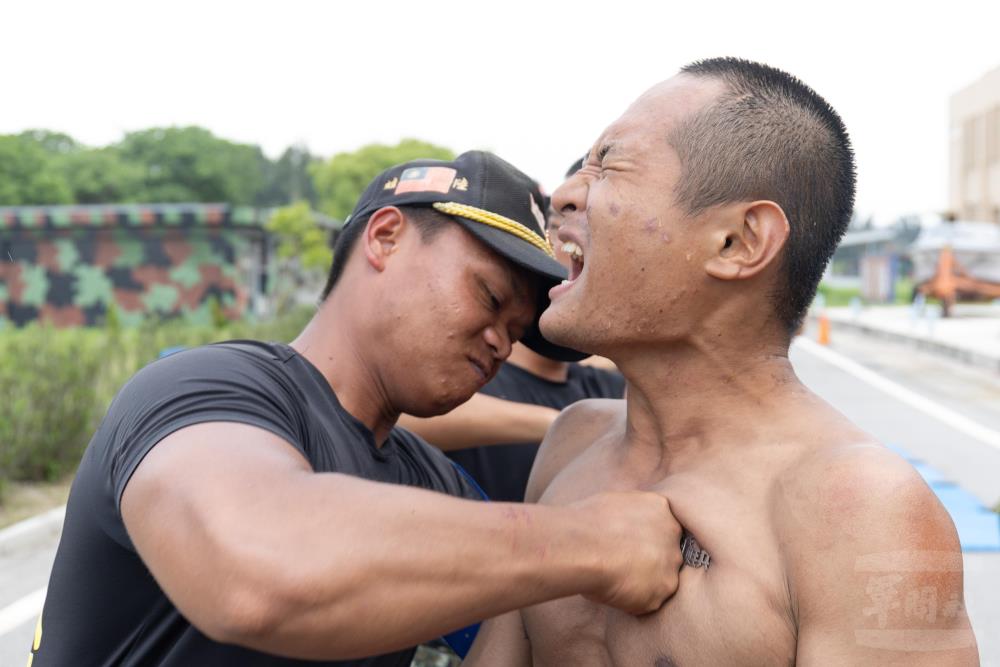 教官為學員釘下象徵榮譽的蛙牌。（軍聞社記者吳柏融攝）