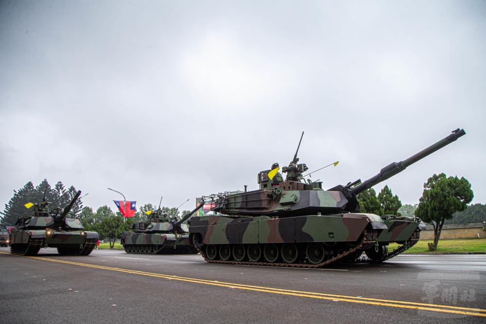 M1A2T戰車等各型主力裝備進行分列式依序通過閱兵臺，展現近年建軍備戰成果。（軍聞社記者尤昱翔攝）