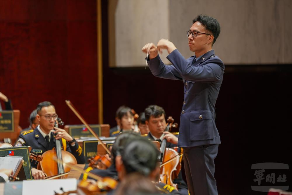 謝副隊長指揮樂隊演出《亞伯蘭的追擊》，為演奏會劃下完美句點。（軍聞社記者陳傳奇攝）