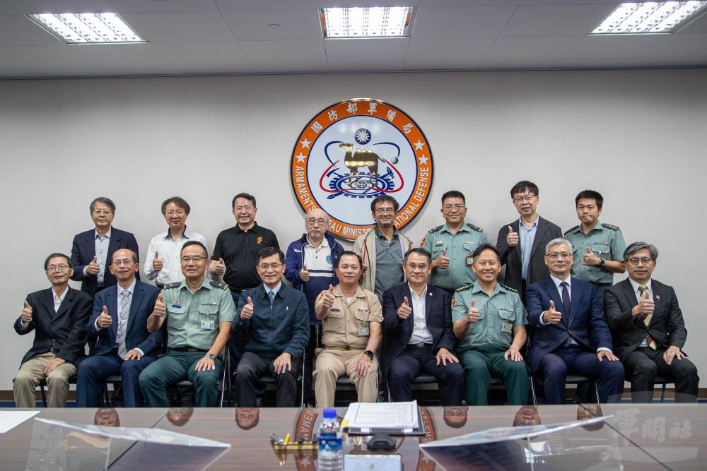 常務次長黃佑民中將與委員們合影。（軍聞社記者尤昱翔攝）