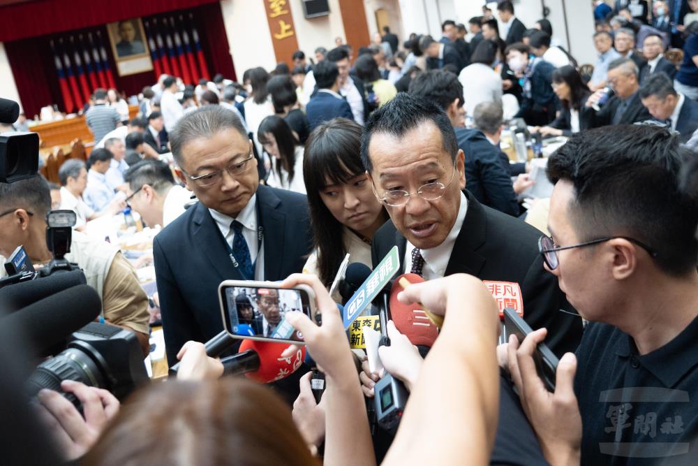 顧部長回應媒體提問。(軍聞社記者呂尚俞攝) 顧部長回應媒體提問。(軍聞社記者呂尚俞攝)
