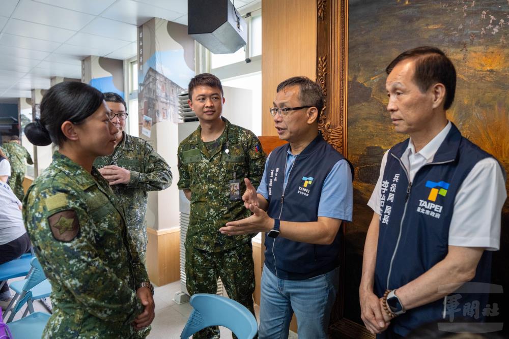 張副市長與市籍官兵親切互動。（軍聞社記者侯凱議攝）