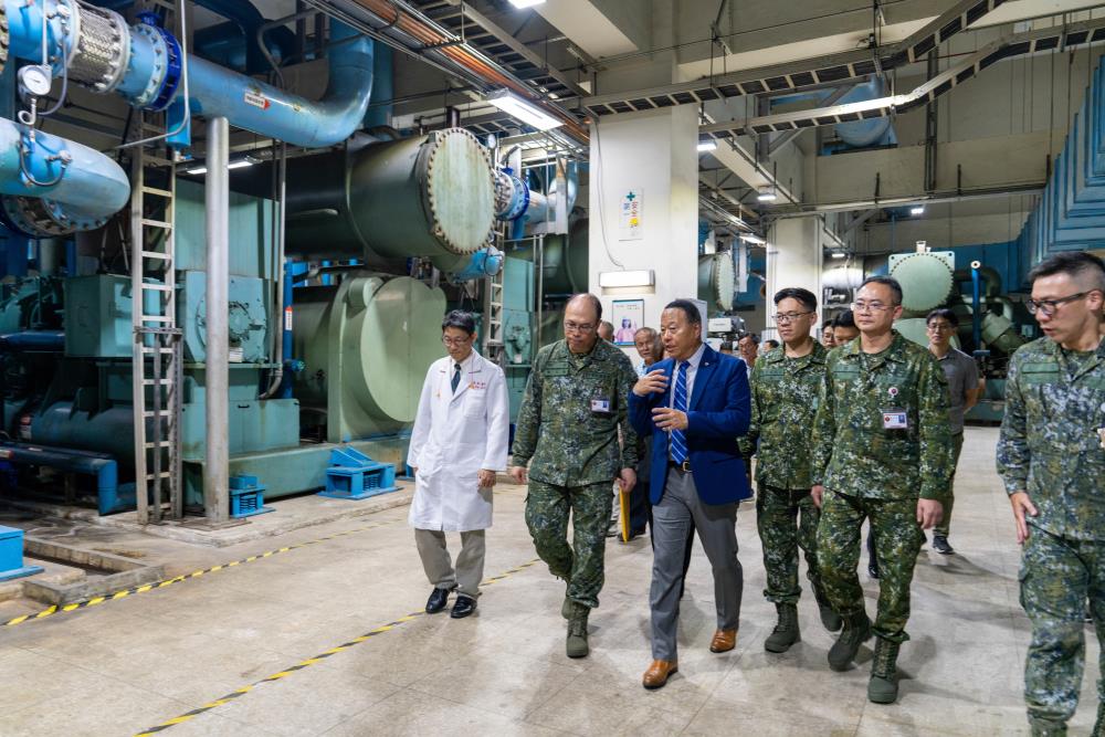 柏鴻輝副部長18日前往三軍總醫院視導，實地瞭解院區能源管理作為與效率提升成效。（軍聞社記者吳冠萱攝）