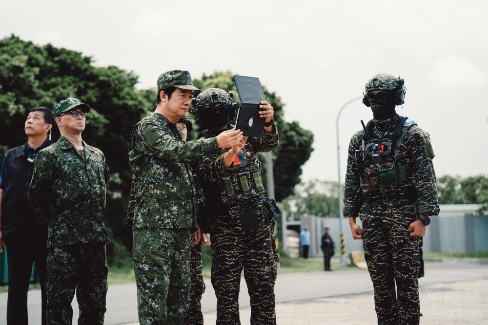 賴總統聽取兩棲偵搜大隊說明近岸防禦特戰部隊戒護作業。（軍聞社記者陳彥樺攝）