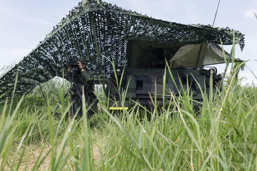 花防部裝騎官兵運用雙目雷射測距望遠鏡實施觀測。（軍聞社記者李恬恬攝）