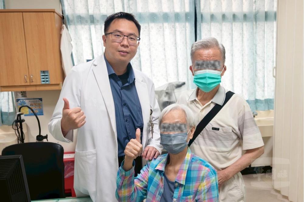 國軍臺中總醫院中清分院胃腸肝膽科沈呈懋醫師以射頻消融術治療早期肝癌患者。(國軍臺中總醫院提供) 國軍臺中總醫院中清分院胃腸肝膽科沈呈懋醫師以射頻消融術治療早期肝癌患者。(國軍臺中總醫院提供)