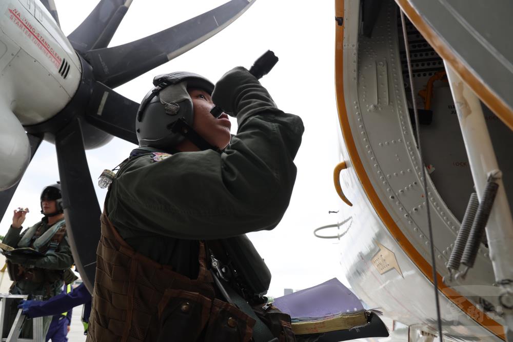 E-2K空中預警機飛行員進行360度檢查。（軍聞社記者林澤廷攝）