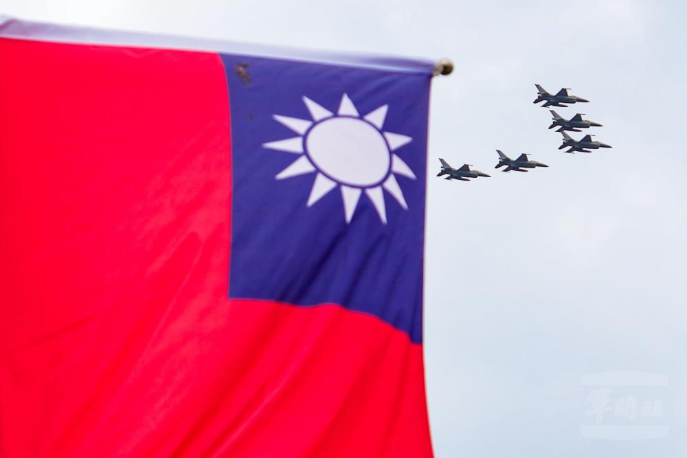 快速機隊的F-16V通過總統府前。（軍聞社記者黃劭恩攝）