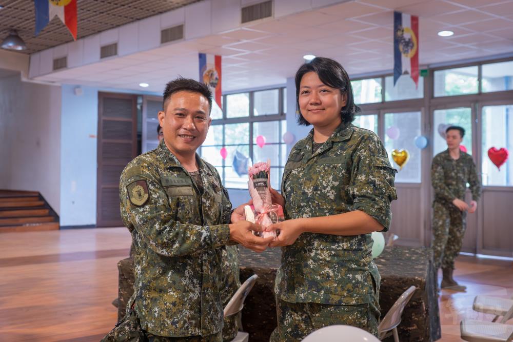 副旅長朱上校致贈軍職媽媽禮品。（陸軍聯兵269旅提供）