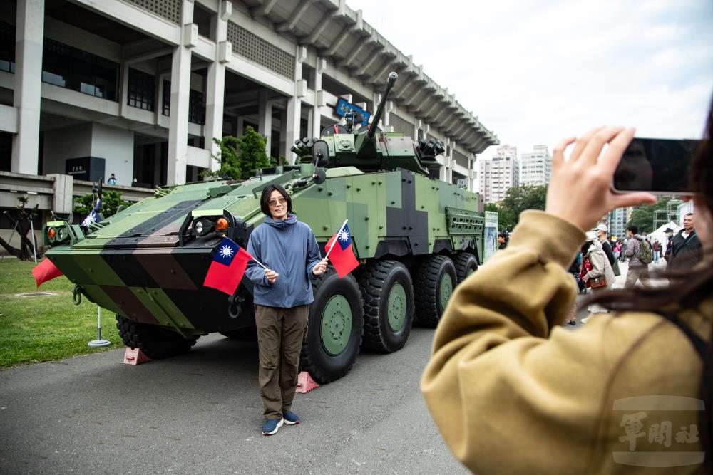 民眾與CM34裝步戰鬥車合影，推廣全民國防。（軍聞社記者王茗生攝）