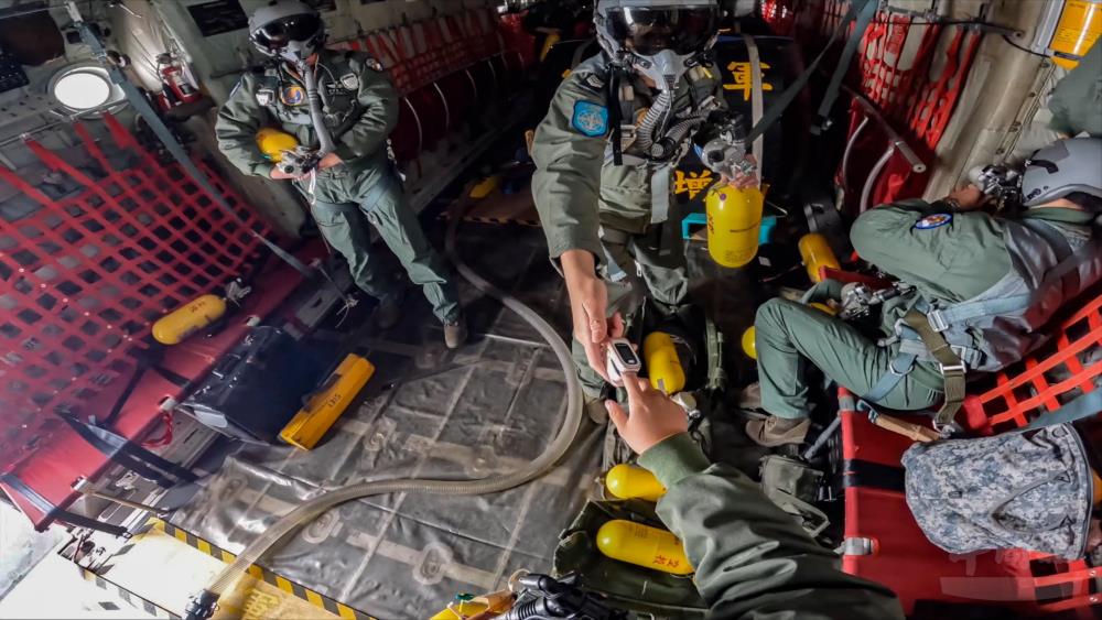 航醫官全程掌握人員身體狀況並監測血氧變化。（軍聞社記者林庭暉攝）