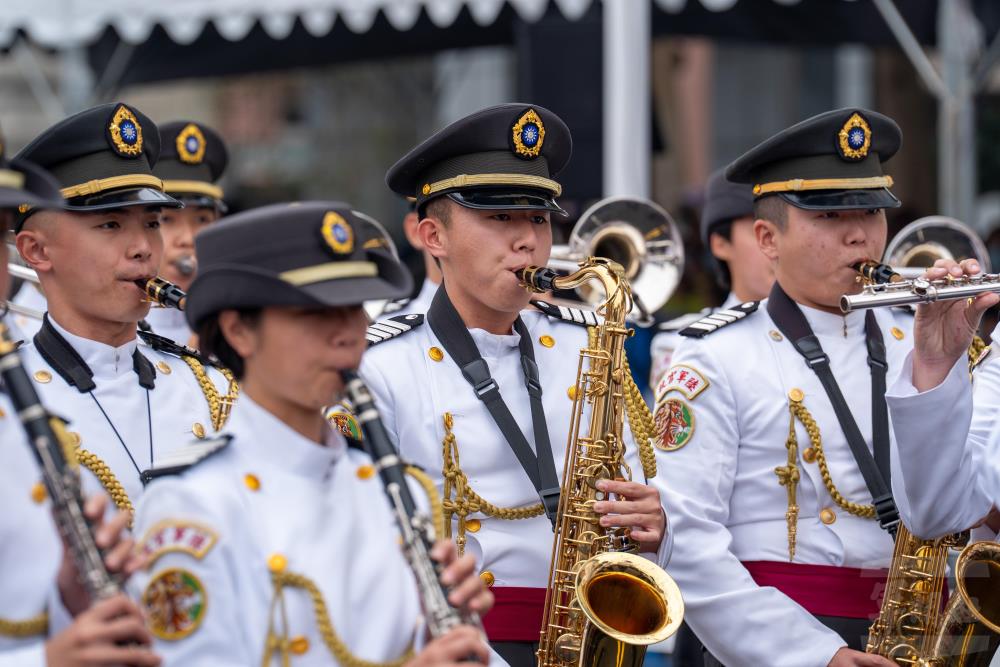 陸軍官校軍樂隊以雄厚銅管樂聲震撼全場。（軍聞社記者吳冠萱攝） 