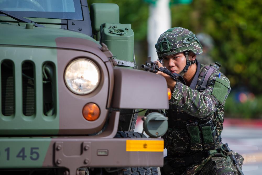 陸戰99旅執行戰鬥巡邏後下車對外實施警戒。（軍聞社記者王進福攝）
