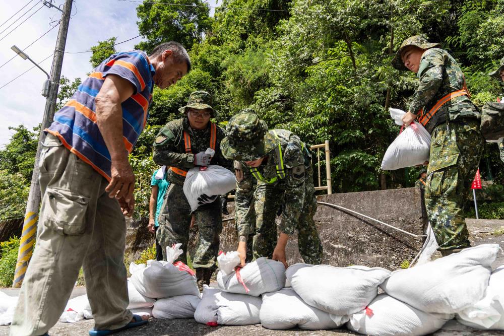 軍民協力堆置沙包，強化防汛整備作業。（軍聞社記者蔡枋澐攝）
