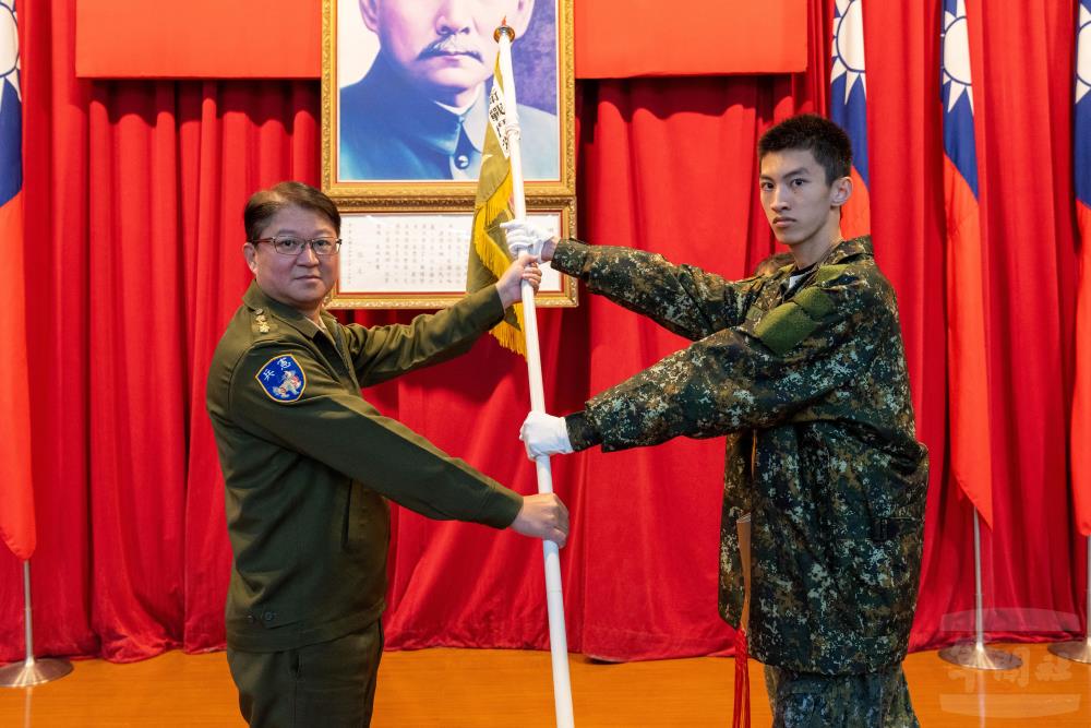 憲兵第205指揮部指揮官潘上校主持授旗典禮。（軍聞社記者吳東昇攝）