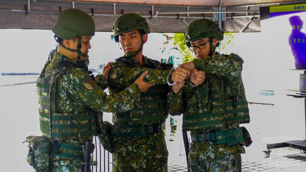 審判過程中，戒護人員對受審人員執行解銬作業。（軍聞社記者侯凱議攝）