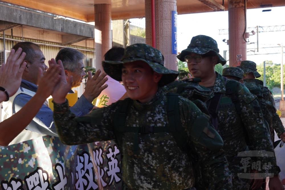 蘭指部官兵抵達羅東車站，與後備輔導幹部及沿途民眾擊掌。（第六軍團提供）