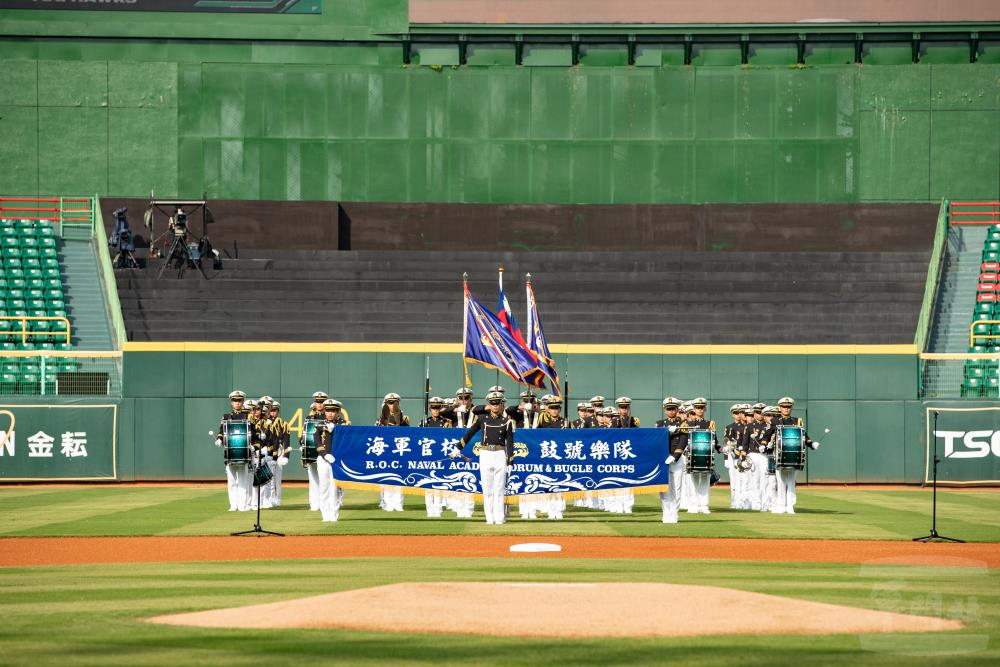 活動開場由海軍官校鼓號樂隊帶來表演。（軍聞社記者王茗生攝）