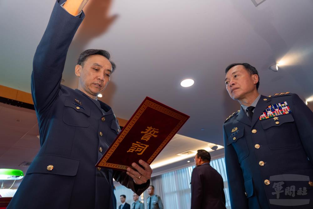 新任司長吳中將進行宣誓，正式履任新職。（軍聞社記者吳冠萱攝）