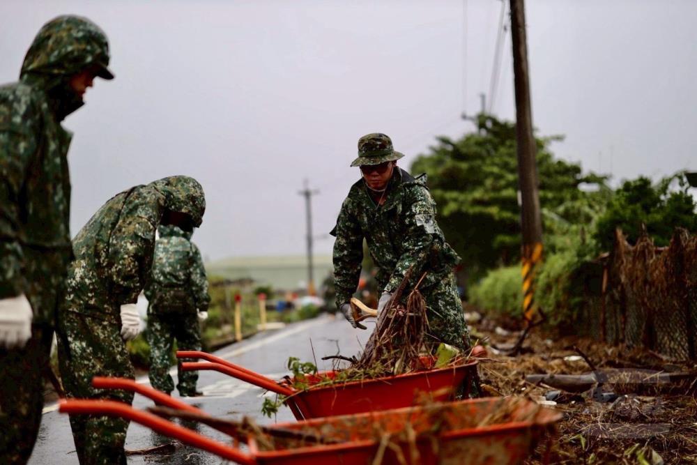 蘭指部於龍德里實施道路清運。（第三作戰區提供）