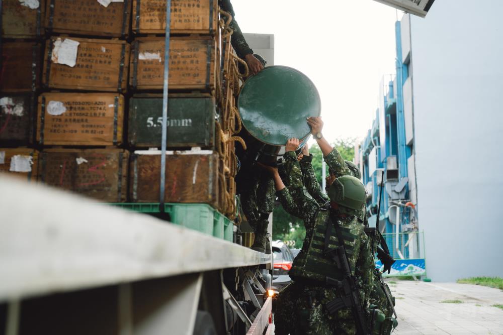 官兵依照作業程序完成基本攜行量還（預）屯運補。（軍聞社記者文仁攝）