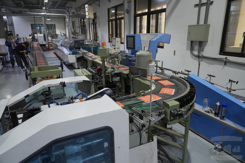 臺灣全民安全指引印刷過程。（軍聞社記者陳傳奇攝）