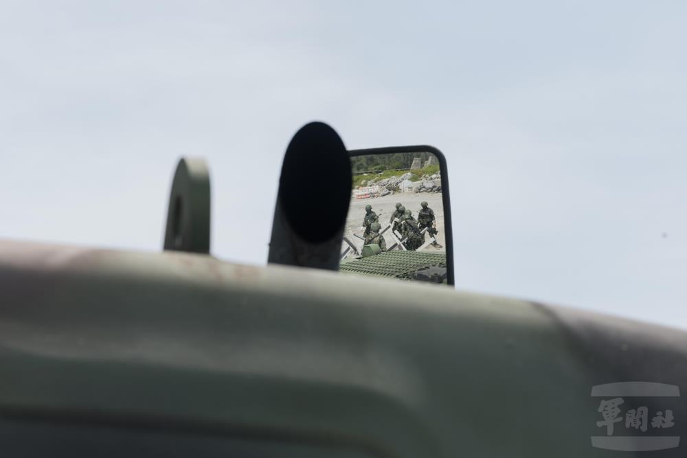 官兵於北埔海灘進行各項阻絕設施架設。（軍聞社記者李恬恬攝）