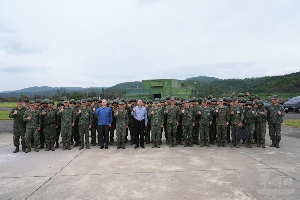 顧部長與參演官兵合影。（軍聞社記者呂尚俞攝）