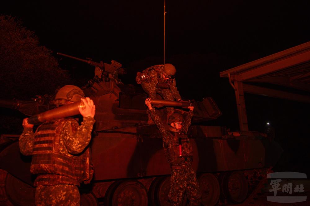 烈嶼守備大隊彈藥裝填。（軍聞社記者吳柏融攝）