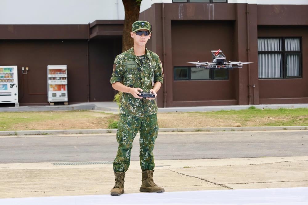 陸軍步兵第302旅成立無人機社團,使官兵熟悉無人機操作技巧。(陸軍第十軍團提供) 陸軍步兵第302旅成立無人機社團,使官兵熟悉無人機操作技巧。(陸軍第十軍團提供)