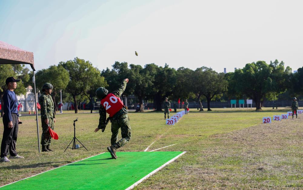 官兵投擲訓練用手榴彈。（蘭指部提供）