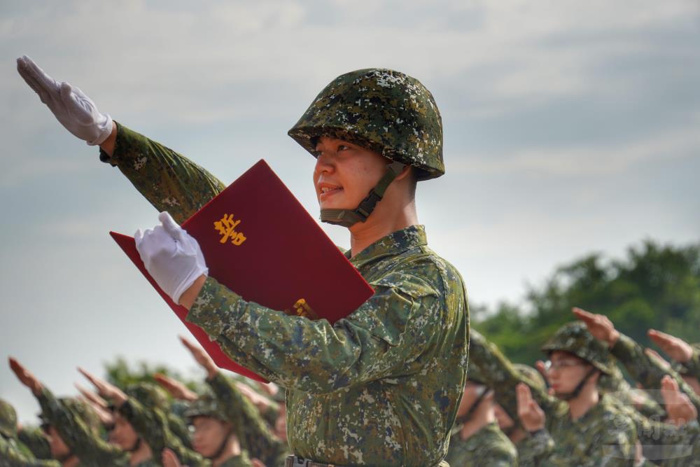 陸軍步兵302旅日前辦理新兵開訓暨授槍典禮,訓員在宣誓代表帶領下齊聲宣誓。(陸軍第十軍團提供) 陸軍步兵302旅日前辦理新兵開訓暨授槍典禮,訓員在宣誓代表帶領下齊聲宣誓。(陸軍第十軍團提供)