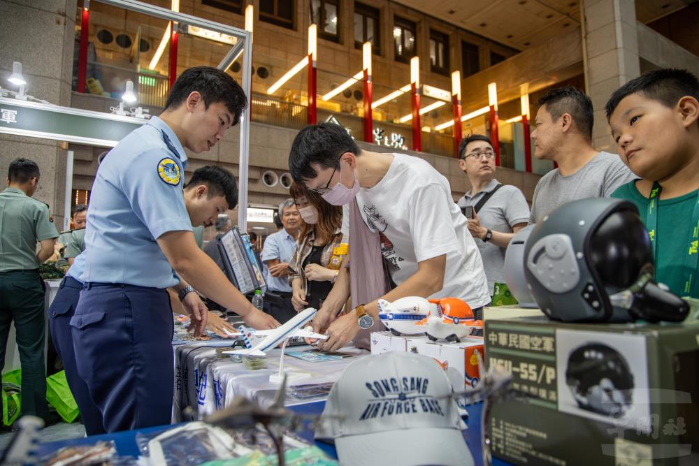 民眾參與互動體驗。（軍聞社記者吳柏融攝）