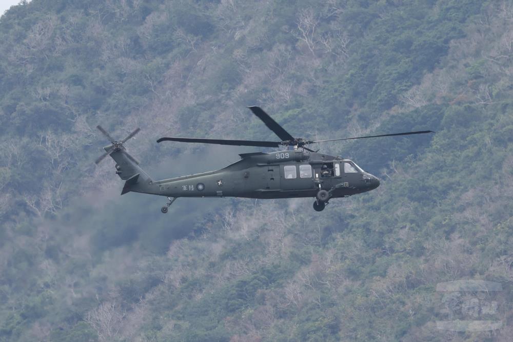 UH-60M通用直升機由後艙作戰士，操控M240機槍實施運動及靜止射擊。（青年日報提供）