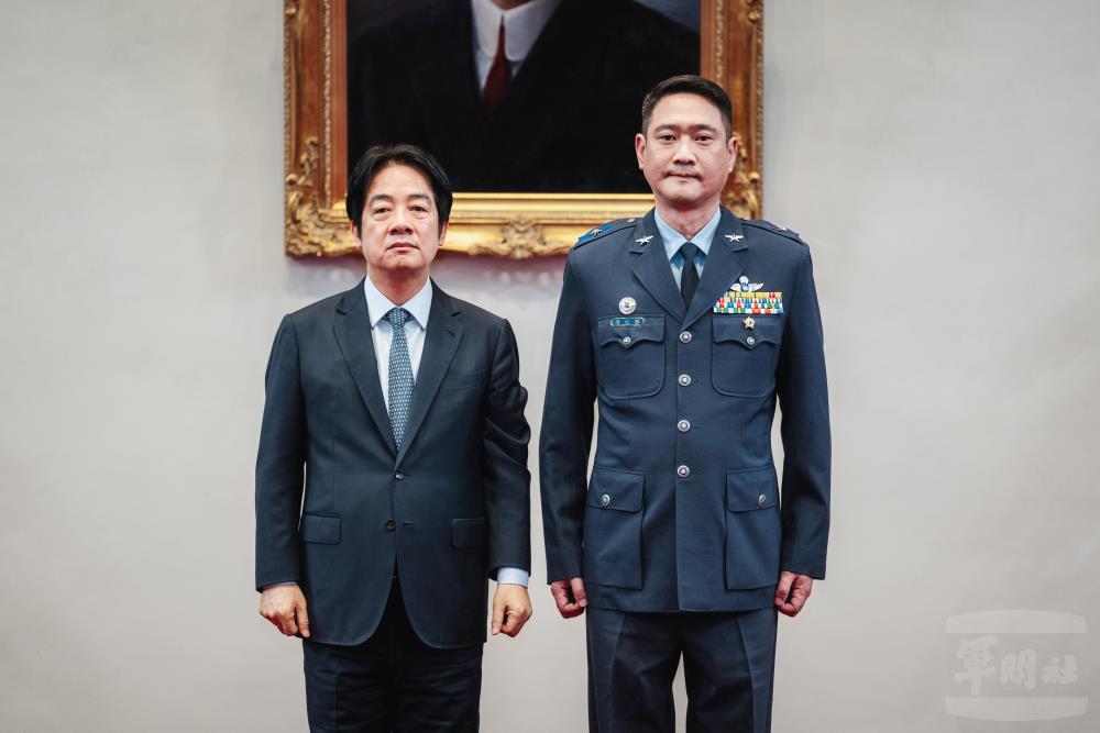 賴總統與梁沅勝少將合影。（軍聞社記者陳彥樺攝）