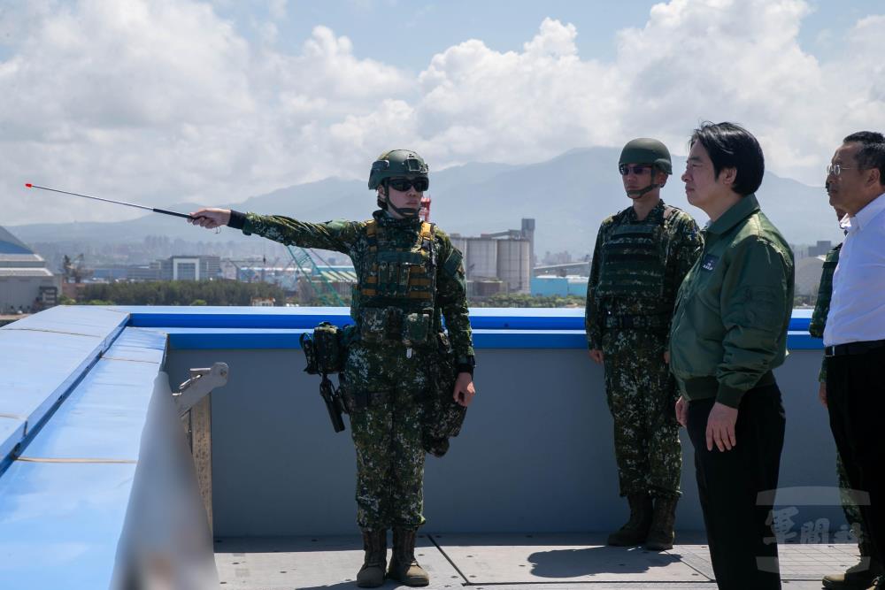 賴總統聽取53工兵群官兵報告。（軍聞社記者侯凱議攝）
