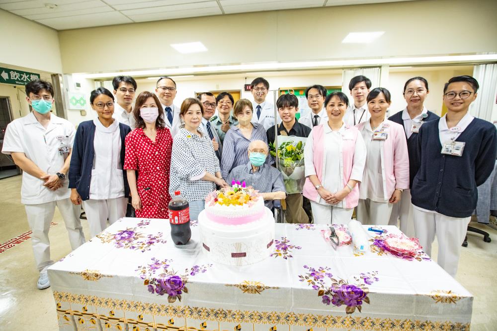 三軍總醫院為101歲的抗戰老兵王榮年先生舉辦出院慶生活動。（軍聞社記者王茗生攝）