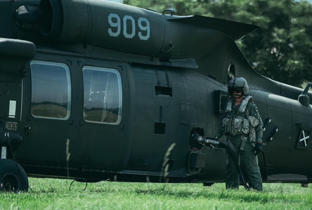 UH-60M黑鷹直升機落地後，由油罐車實施熱加油。（軍聞社記者陳軍均攝）
