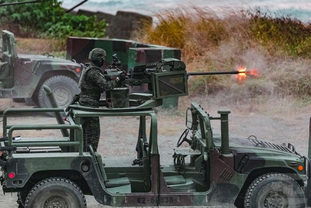 官兵向海面目標射擊20機砲。（軍聞社記者林庭暉攝）